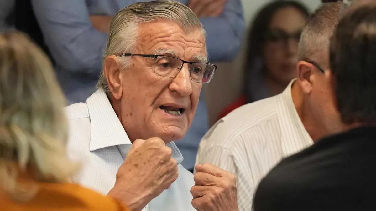 José Luis Gioja pasa sus horas como Cristina Kirchner, sin cargos desde 2023 e internado (sin tobillera). José Luis Gioja pasa sus horas como Cristina Kirchner, sin cargos desde 2023 e internado (sin tobillera).