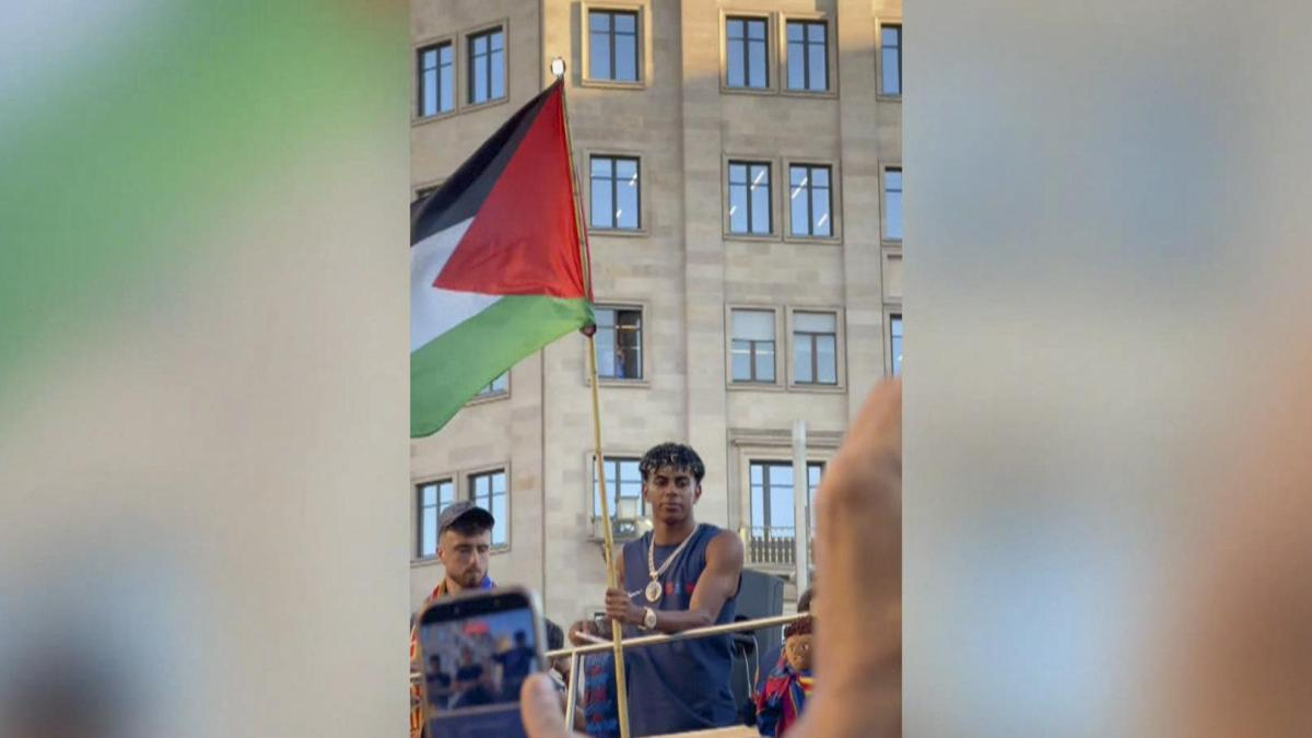 Lamine Yamal, el delantero español de 19 años, sosteniendo una bandera de palestina. | FOTO EN REDES Lamine Yamal, el delantero español de 19 años, sosteniendo una bandera de palestina. | FOTO EN REDES