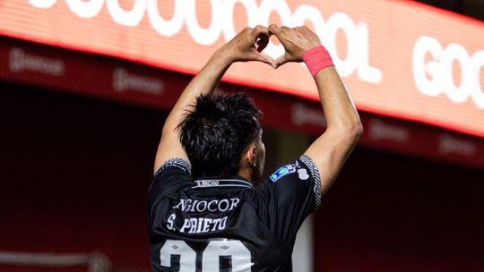 Sebastián Prieto festeja el gol ante Independiente Rivadavia que dejó a Argentinos Juniors igual que Boca