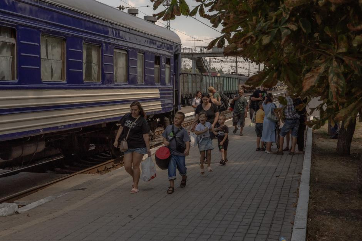 Mujeres con niños caminan para abordar un tren de evacuación en Pokrovsk, en la región oriental de DonetskRoman Pilipey / AFP Mujeres con niños caminan para abordar un tren de evacuación en Pokrovsk, en la región oriental de DonetskRoman Pilipey / AFP