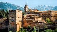 La Alhambra domina Granada desde la colina de la Sabika: fortaleza, palacio y símbolo del esplendor nazarí que marcó el sur de España durante siglos. La Alhambra domina Granada desde la colina de la Sabika: fortaleza, palacio y símbolo del esplendor nazarí que marcó el sur de España durante siglos.