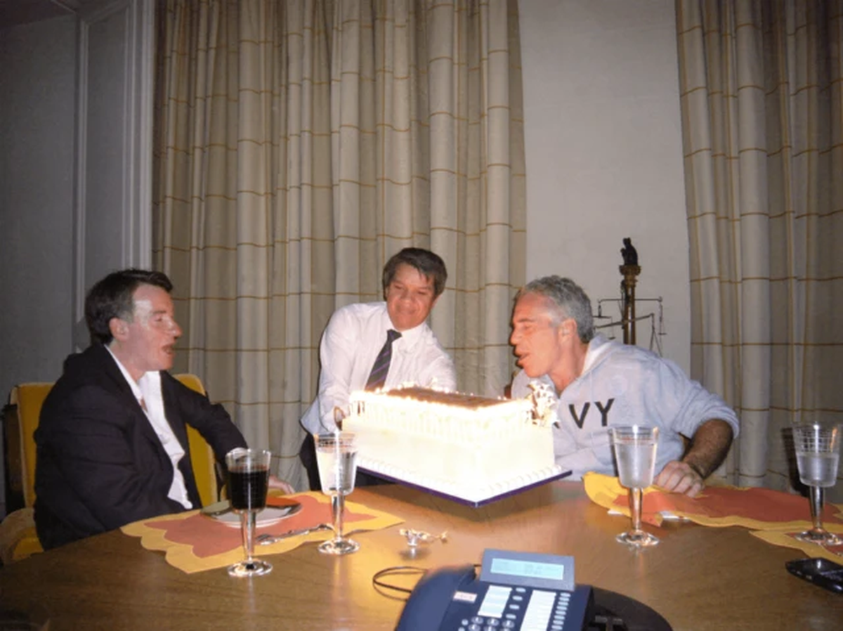 Mandelson mantuvo su amistad con Epstein aun después de que se conocieran los delitos en los que incurrió el empresario estadounidense. Mandelson mantuvo su amistad con Epstein aun después de que se conocieran los delitos en los que incurrió el empresario estadounidense.