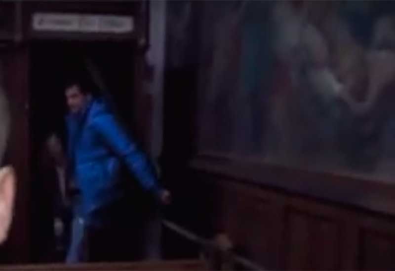 En el vídeo, dos actores mantienen relaciones sexuales en la silla confesional del santuario.