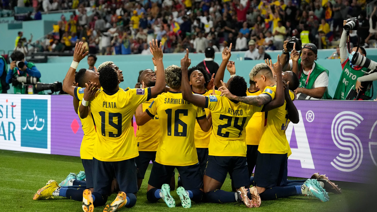 Equipo de Ecuador agradeciendo a Dios.
