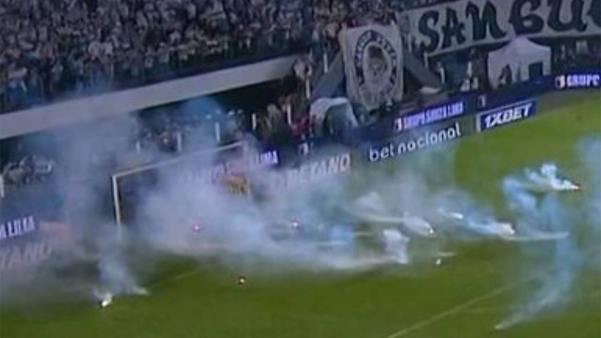 Santos quedó cerca del descenso tras caer con Corinthians 2-0 y fue sancionado por graves incidentes.