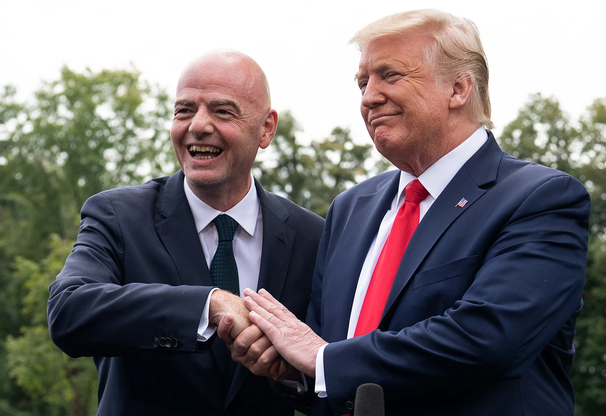 Gianni Infantino y Donald Trump, quien seguramente influyó en la postura de levantar el veto a Rusia. Gianni Infantino y Donald Trump, quien seguramente influyó en la postura de levantar el veto a Rusia.