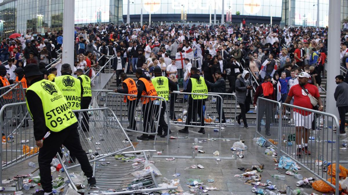 La UEFA le aplic & oacute; una dura sanci & oacute; na Inglaterra a jugar dos partidos sin p & uacute; blico tras los incidentes que se produjeron en Wembley en la final de la Eurocopa.