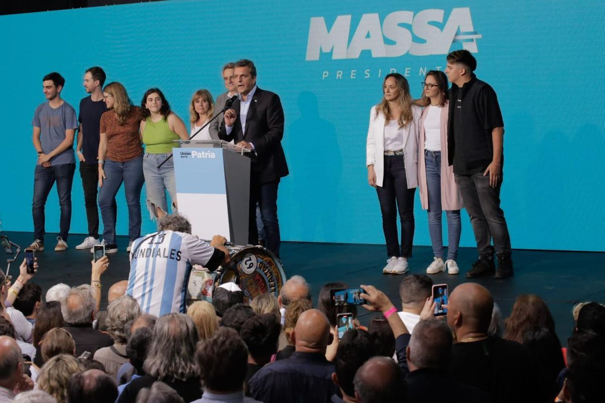 Sergio Tomás Massa en la hora del triunfo. A su derecha, su familia. Sergio Tomás Massa en la hora del triunfo. A su derecha, su familia.