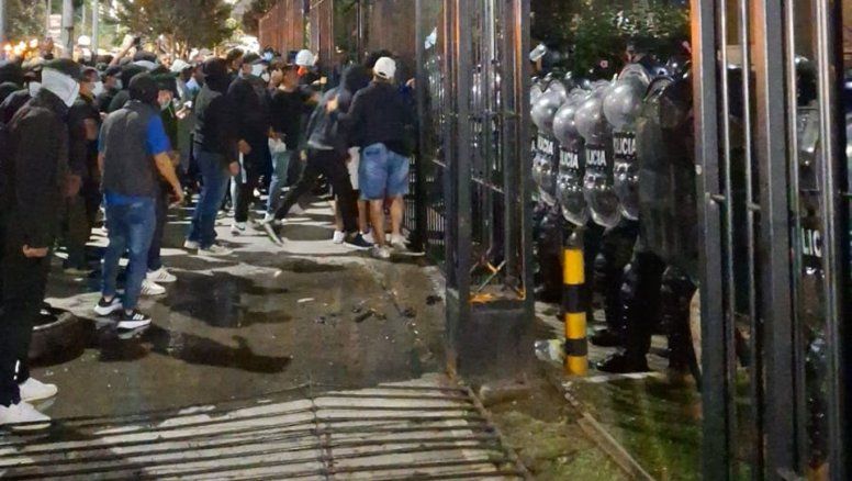 Tensión en Jujuy: Tras los incidentes, los policías anticipan continuidad de la protesta si no hay acuerdo