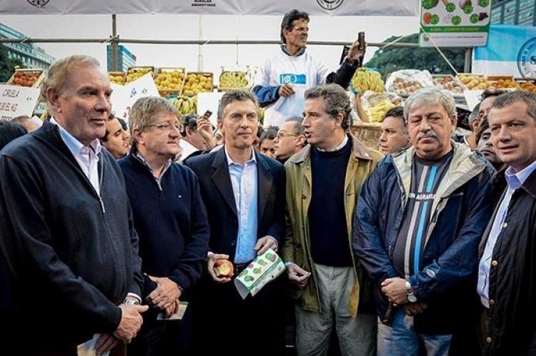 Mauricio Macri junto a los dirigentes rurales. Foto: Charly Díaz Azcué/Infobae.com