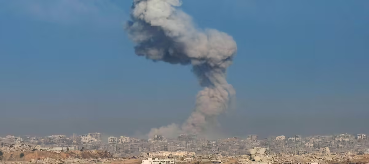 Imagen de referencia. El humo se eleva tras un ataque aéreo israelí en el norte de Gaza. Foto: EFE Imagen de referencia. El humo se eleva tras un ataque aéreo israelí en el norte de Gaza. Foto: EFE