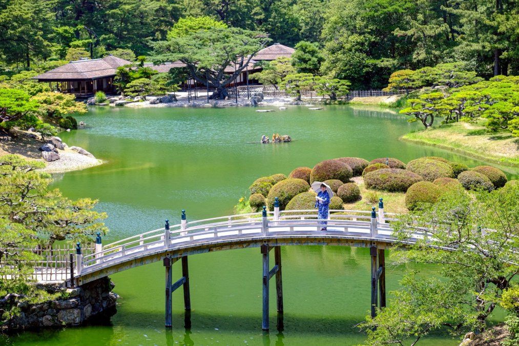 La isla japonesa de Naoshima se ha convertido en uno de los destinos culturales más singulares de Asia, donde el arte contemporáneo convive con paisajes del mar interior de Seto.