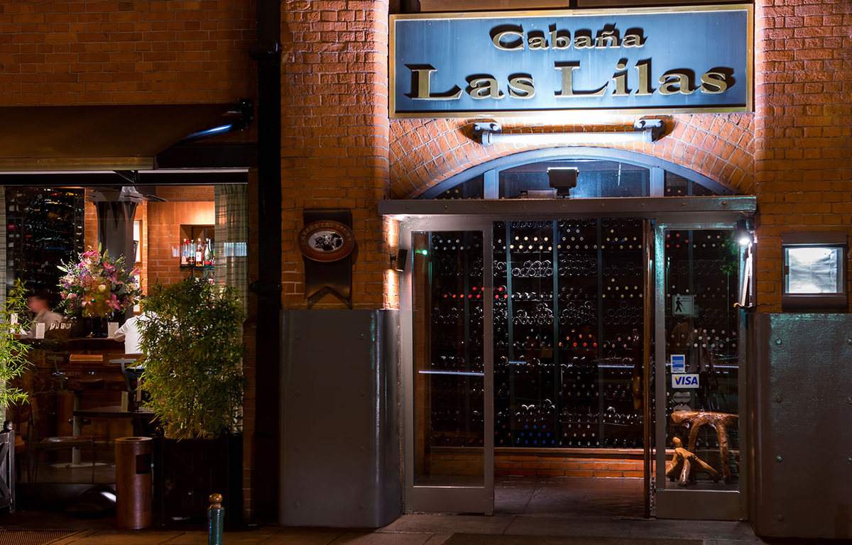 La parrilla, Cabaña Las Lilas, se encuentra en Puerto Madero. Ideal para el turismo, para pasear por Buenos Aires y disfrutar un rico asado.