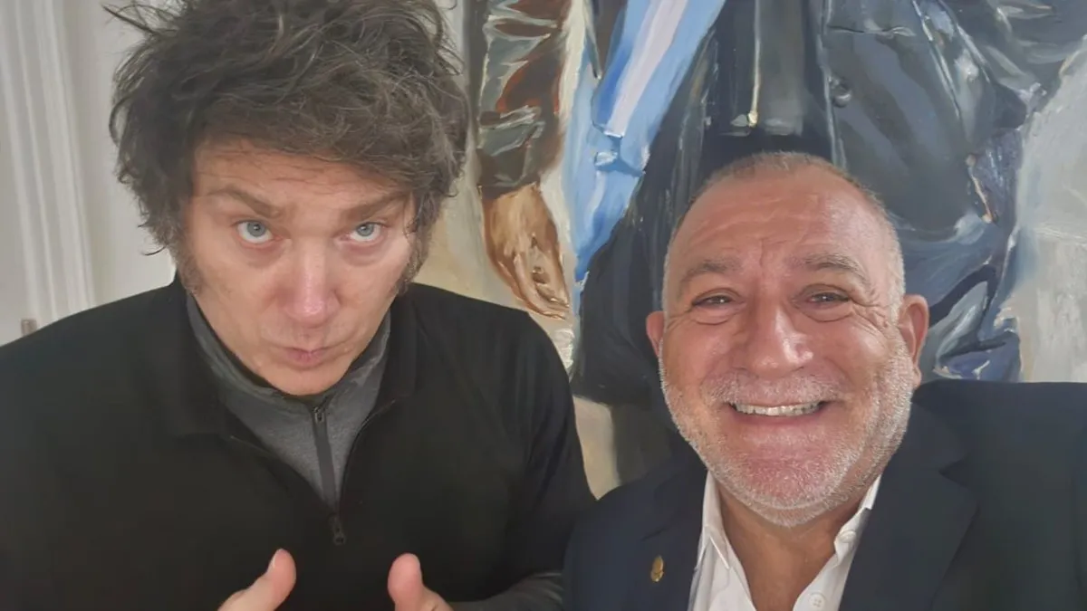 Luis Juez llenando su álbum "Panini" junto al presidente Milei Luis Juez llenando su álbum "Panini" junto al presidente Milei