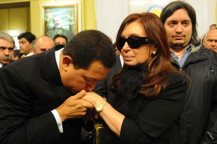 Chávez besa la mano de Cristina, en el velorio de Néstor. Luego la acompañó a Río Gallegos.