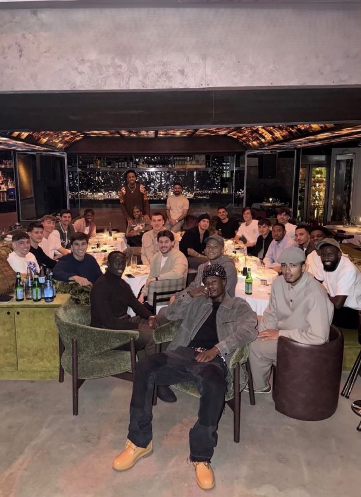 El plantel completo del Real Madrid, reunido en el restaurante 61 de Madrid en una cena que buscó fortalecer la unión del grupo en plena recta final de la temporada. El plantel completo del Real Madrid, reunido en el restaurante 61 de Madrid en una cena que buscó fortalecer la unión del grupo en plena recta final de la temporada.