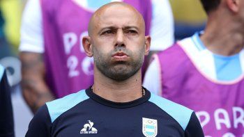Tapia no quiere que Mascherano se le escape... (Foto: Getty Images). Tapia no quiere que Mascherano se le escape... (Foto: Getty Images).