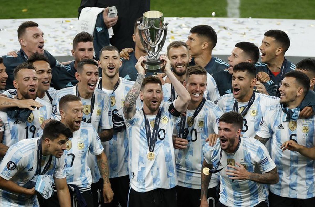 La Selección Argentina levanta el trofeo de la Finalísima.