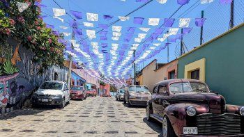 Callejuelas del centro de Oaxaca de Juárez, con autos antiguos y arquitectura colonial, reflejan el pulso urbano y la identidad cotidiana del sur de México rumbo al Mundial 2026. Callejuelas del centro de Oaxaca de Juárez, con autos antiguos y arquitectura colonial, reflejan el pulso urbano y la identidad cotidiana del sur de México rumbo al Mundial 2026.