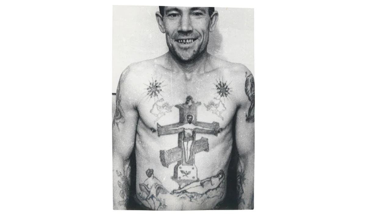 Cruz en el pecho= ladrón. Estrellas con líneas largas = soldado forzado a alistarse y posterior desertor.