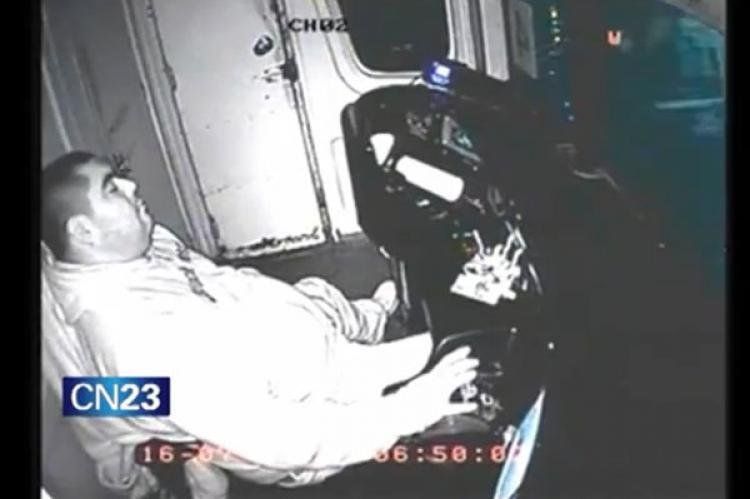 El motorman dormido, en el video que exhibió Randazzo. (Foto: Captura de video)