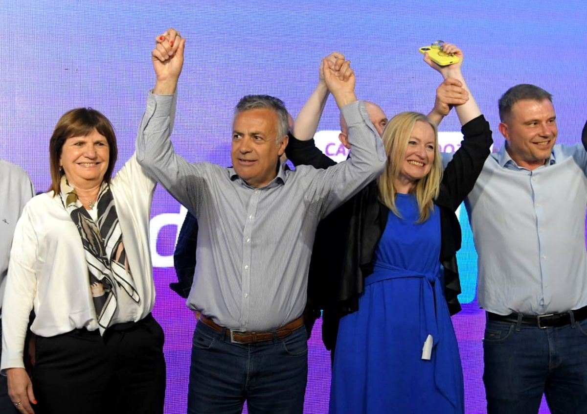 Adolfo Suárez festeja su victoria.