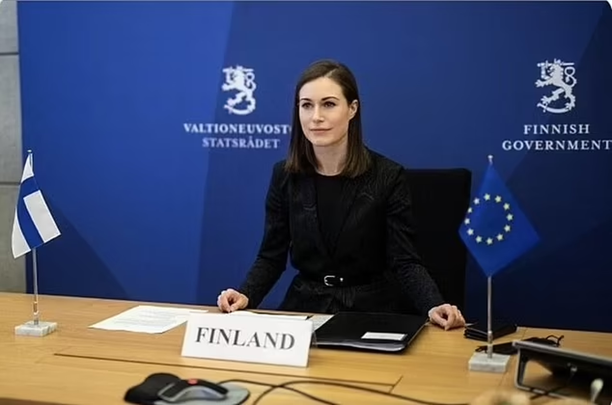 Mismo fondo azul y rótulo " Finlandia".