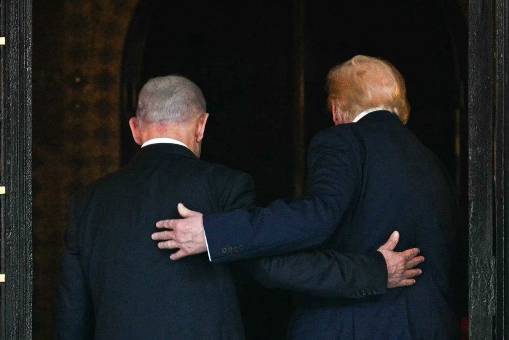El presidente de USA, Donald Trump (der.), y el primer ministro israelí, Benjamin Netanyahu (izq.), caminan hacia el interior de la residencia de Trump en Mar-a-Lago, Palm Beach, Florida, el 29/12/2025.&nbsp;