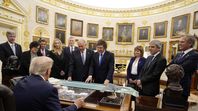Javier Milei y su comitiva con Donald Trump en la Oficina Oval de la Casa Blanca luego de la reunión bilateral. Javier Milei y su comitiva con Donald Trump en la Oficina Oval de la Casa Blanca luego de la reunión bilateral.