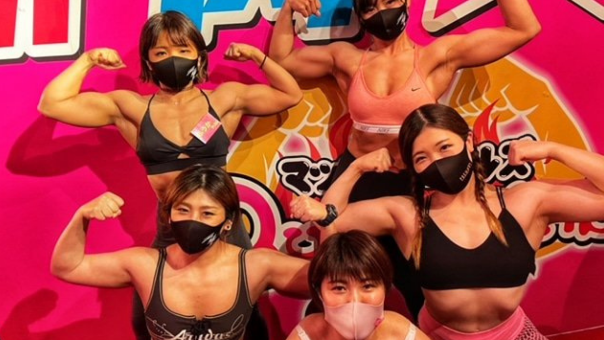 Nueva tendencia en Tokio: Mujeres musculosas y mucho alcohol