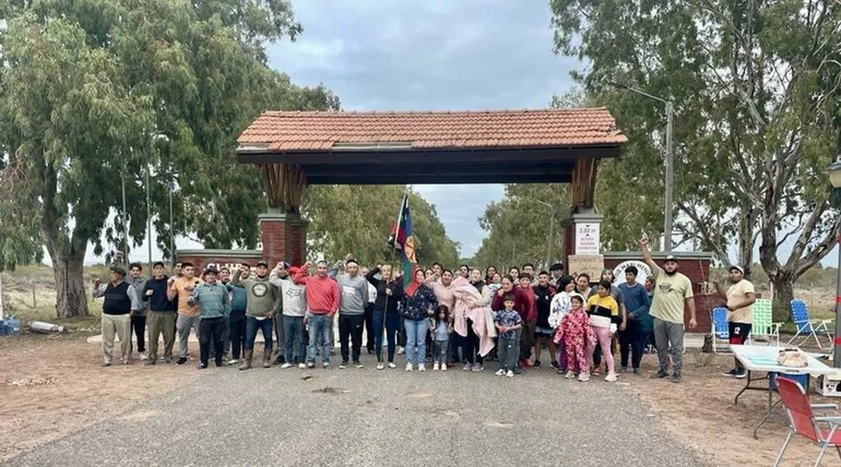 Mientras crece también la indignación por el reclamo mapuche en la villa del lago Mari Menuco, donde la protesta que comenzó el miércoles, se fue acentuado en las últimas horas.