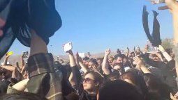 Mujeres iraníes sin velos en protestas públicas junto a otros ciudadanos.