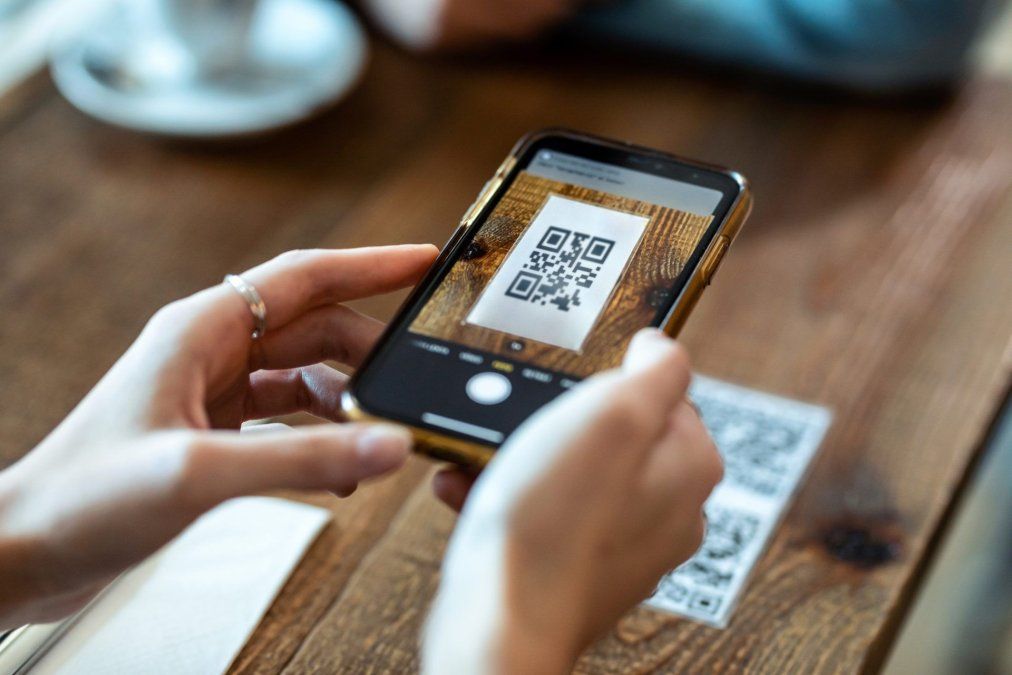 Un código QR (respuesta rápida) es una etiqueta óptica bidimensional que almacena información legible por máquinas,