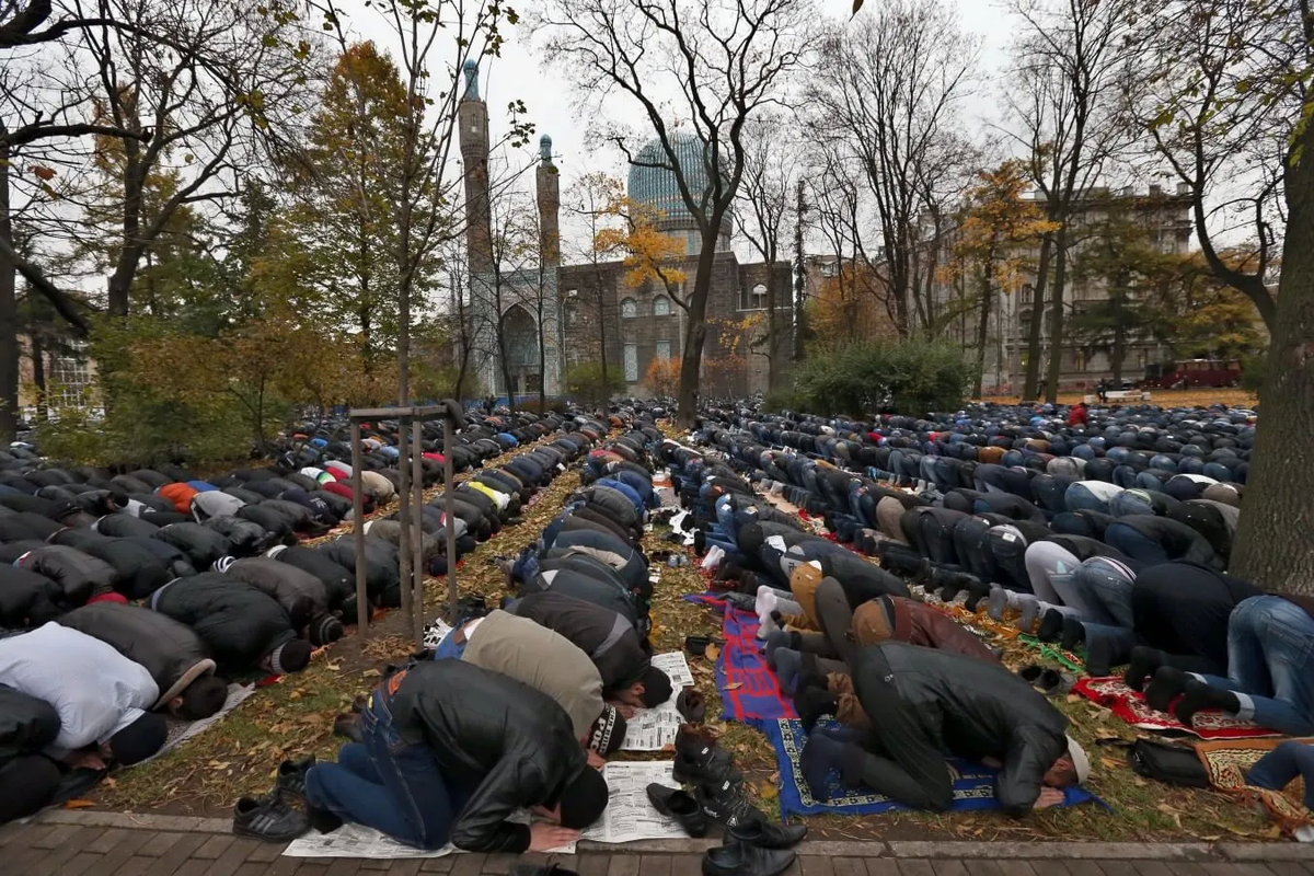 Qurban Bayram con un rezo masivo y estricto.