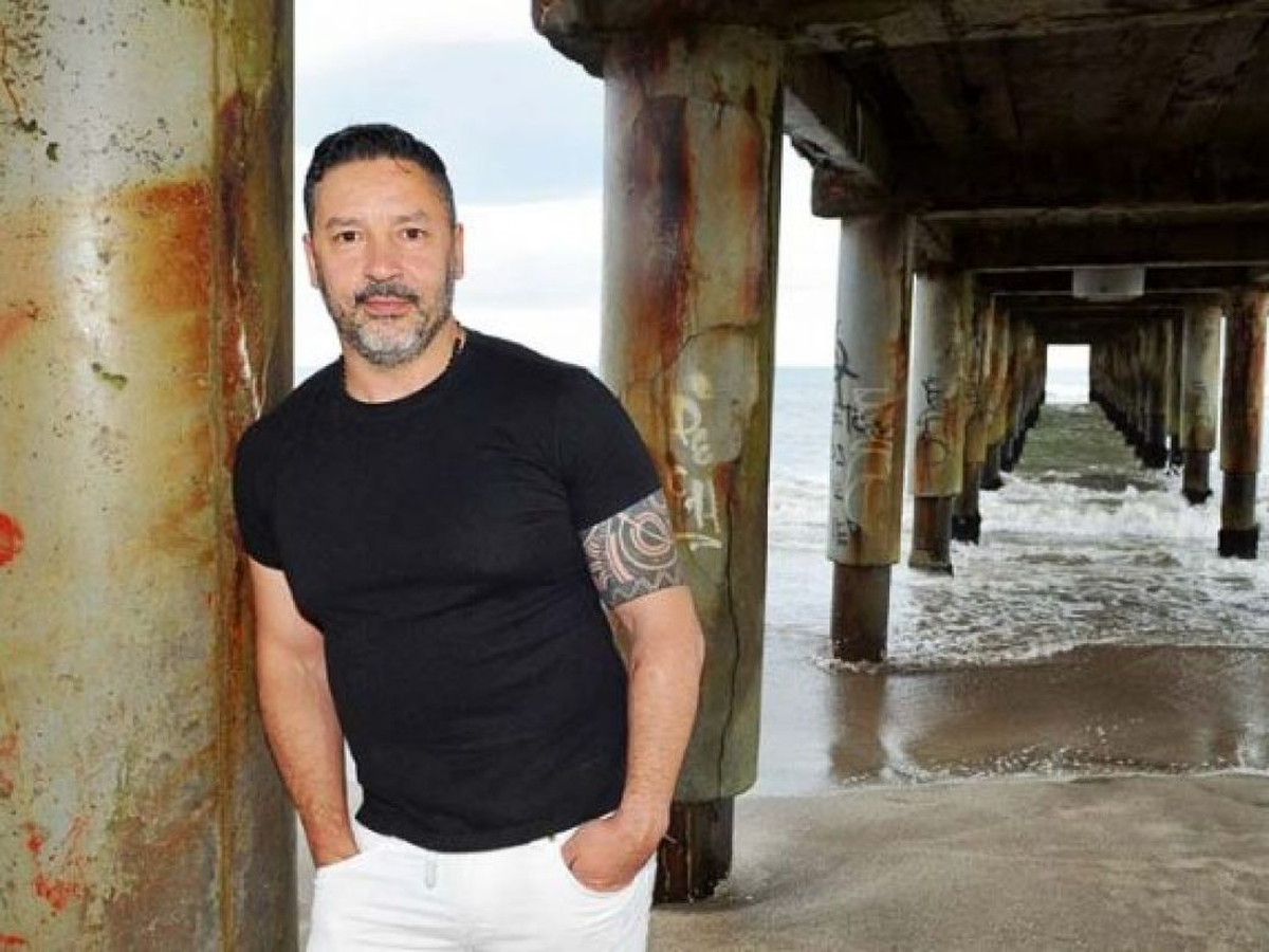 Polémica escena protagonizada por el intendente de Merlo en licencia Gustavo Menéndez quién se colgó de la victoria argentina.