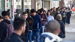 Economía con pleno empleo: en mitad de los comercios existe cartel Now Hiring (Contratando)