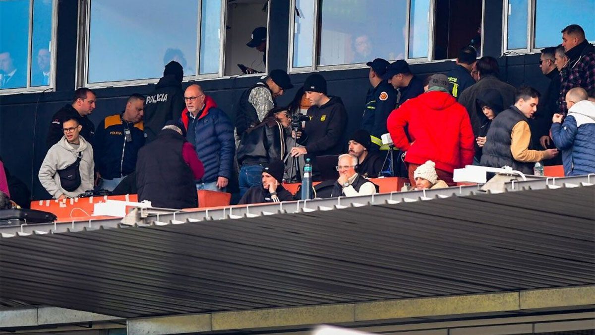 Peñarol y Nacional de Montevideo quedó salpicado por los incidentes provocados por la caída de una bengala en el palco de periodistas en el estadio Centenario. Peñarol y Nacional de Montevideo quedó salpicado por los incidentes provocados por la caída de una bengala en el palco de periodistas en el estadio Centenario.