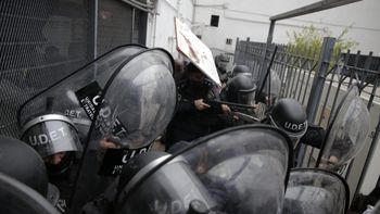 Policías bajo ataque en Lomas de Zamor, defendiendo la sede municipal. Policías bajo ataque en Lomas de Zamor, defendiendo la sede municipal.