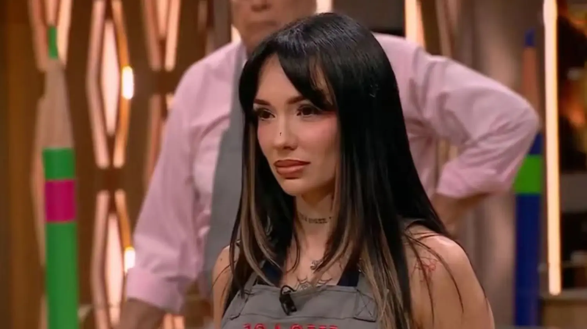 Adrián Pallares reveló en Intrusos que hubo arreglos, pactos y mentiras detrás de cámara en MasterChef, y que La Joaqui negó privilegios que sí tenía. Adrián Pallares reveló en Intrusos que hubo arreglos, pactos y mentiras detrás de cámara en MasterChef, y que La Joaqui negó privilegios que sí tenía.