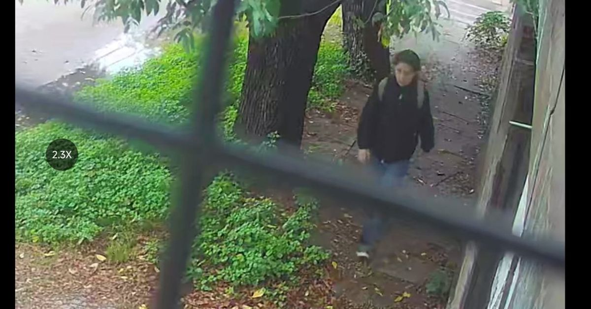 Su familia no supo de su ausencia hasta el mediodía, cuando la madre fue a buscarla al colegio y le informaron que nunca había asistido. Su familia no supo de su ausencia hasta el mediodía, cuando la madre fue a buscarla al colegio y le informaron que nunca había asistido.