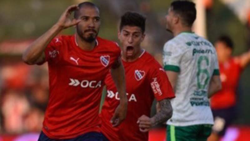 El uruguayo Diego Vera festeja el gol de la victoria de Independiente frente a Sarmiento de Junín por el partido que correspondió a la quinta fecha del Torneo de Primera División 2016/2017