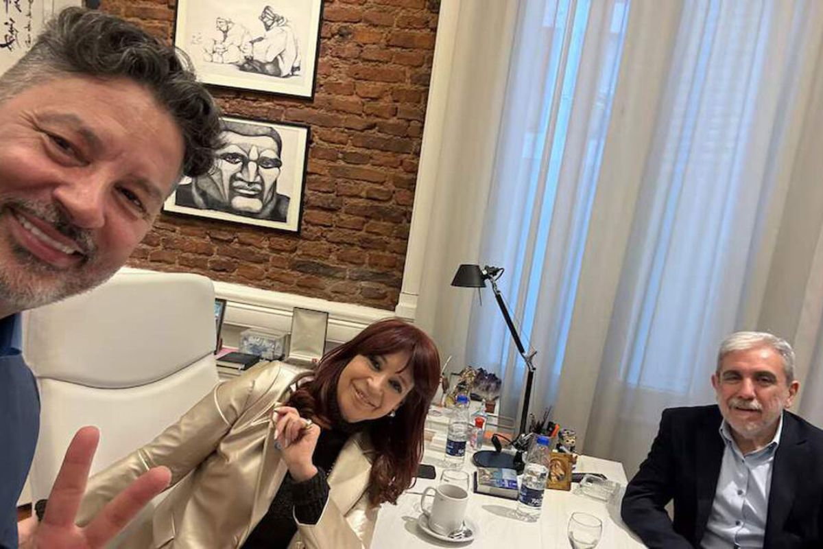 Selfie de Gustavo Menéndez, con CFK y Aníbal Fernández en el Instituto Patria. Selfie de Gustavo Menéndez, con CFK y Aníbal Fernández en el Instituto Patria.