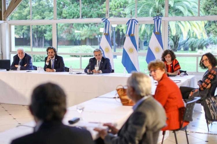 Alberto F. reunido con su equipo para resolver cómo sigue la cuarentena.