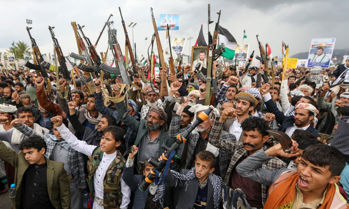 Una protesta denunciando el asesinato del jefe de Hamas, Ismail Haniyeh, y del comandante superior de Hezbolá, Fuad Shukur, en Saná.Fotografía: AFP/Getty ImagesPhotograph: AFP/Getty Images Una protesta denunciando el asesinato del jefe de Hamas, Ismail Haniyeh, y del comandante superior de Hezbolá, Fuad Shukur, en Saná.Fotografía: AFP/Getty ImagesPhotograph: AFP/Getty Images