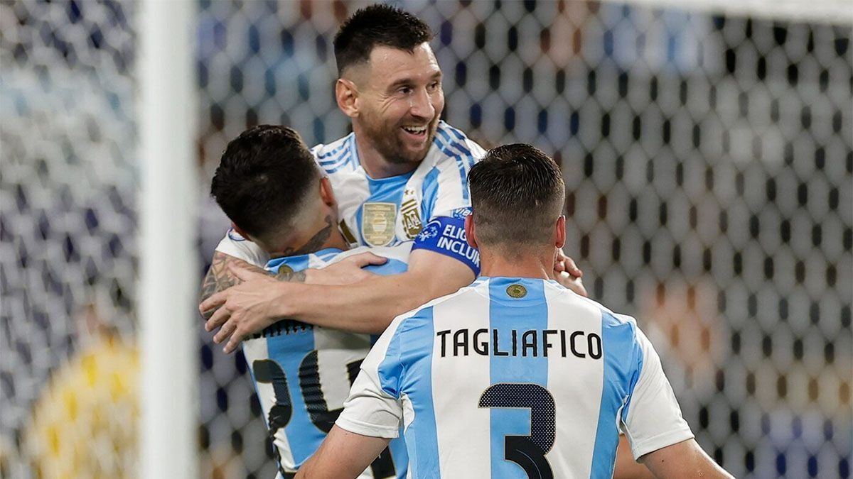 LaSelección Argentina, conocida como “LaScaloneta”, continúa en el primer puesto del ranking FIFA mientras queFrancia se encuentra en el segundo lugar.