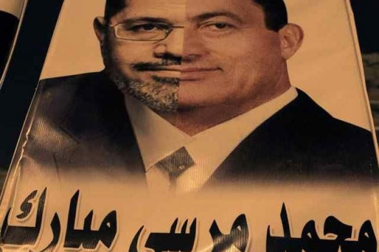 El afiche contiene a Mohammed Morsi y Hosni Mubarak.