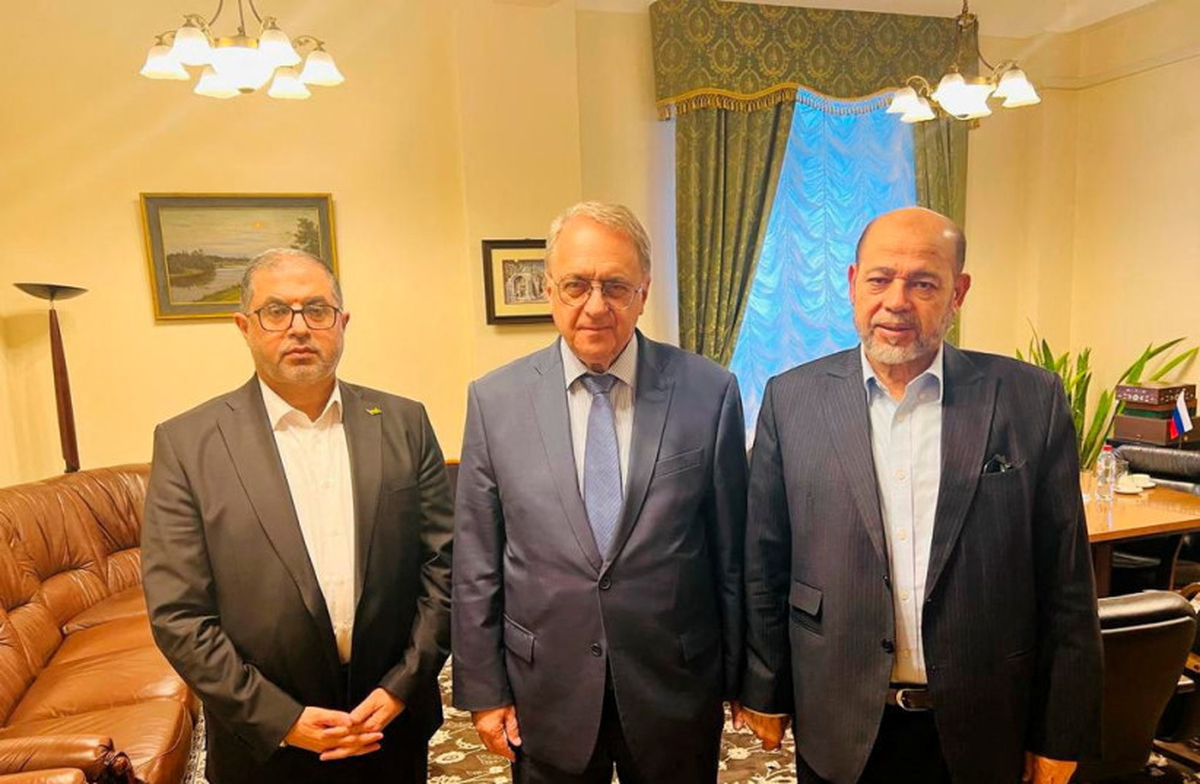 Altos funcionarios de Hamas, Bassem Naim y Moussa Abu Marzouk, y el viceministro de Relaciones Exteriores de Rusia, Mikhail Bogdanov.