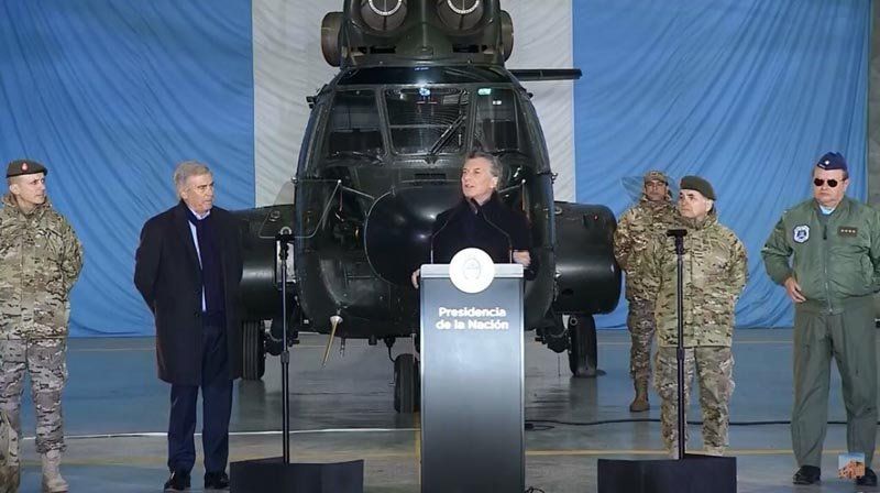 Macri en Campo de Mayo, acompañado por el ministro Aguad y jefes de las FFAA al anunciar los cambios en las directivas para los militares