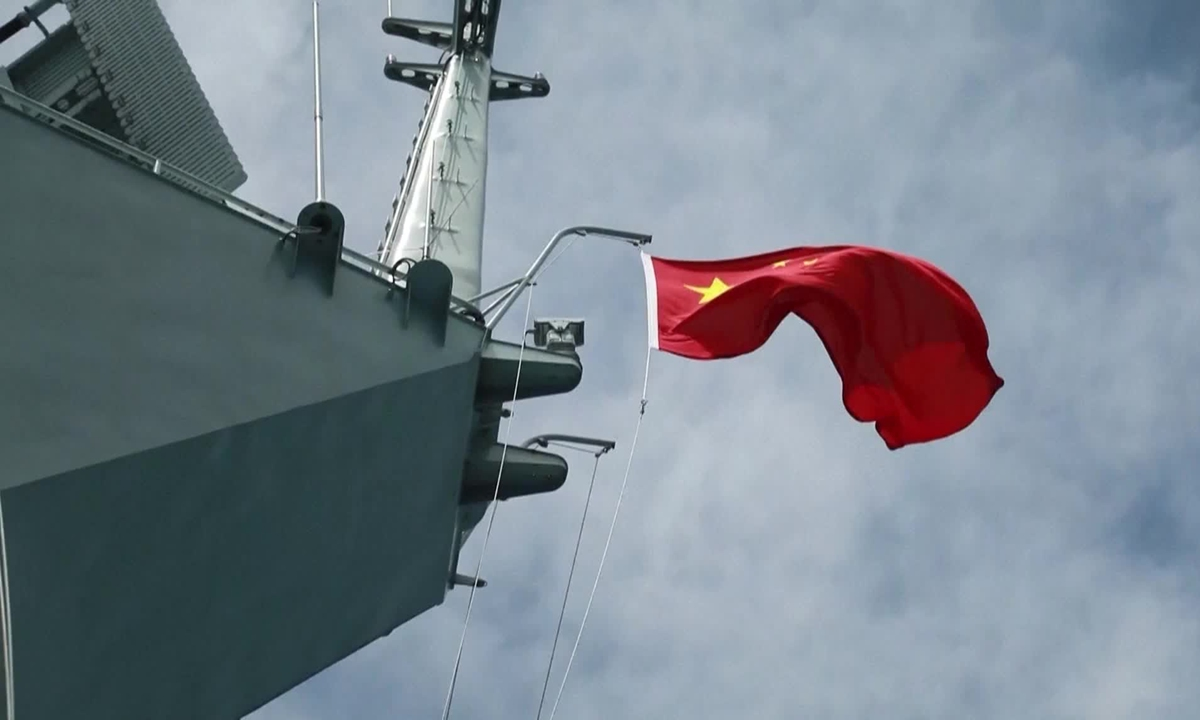 La bandera nacional china ondea en un buque de guerra del Ej&eacute;rcito Popular de Liberaci&oacute;n de China mientras realiza ejercicios militares conjuntos en los alrededores de la isla de Taiw&aacute;n el 23 de mayo de 2024. Foto: IC