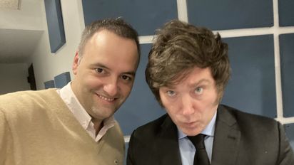 ¡Viva la casta! Manuel Adorni ubicó a su hermano en Defensa